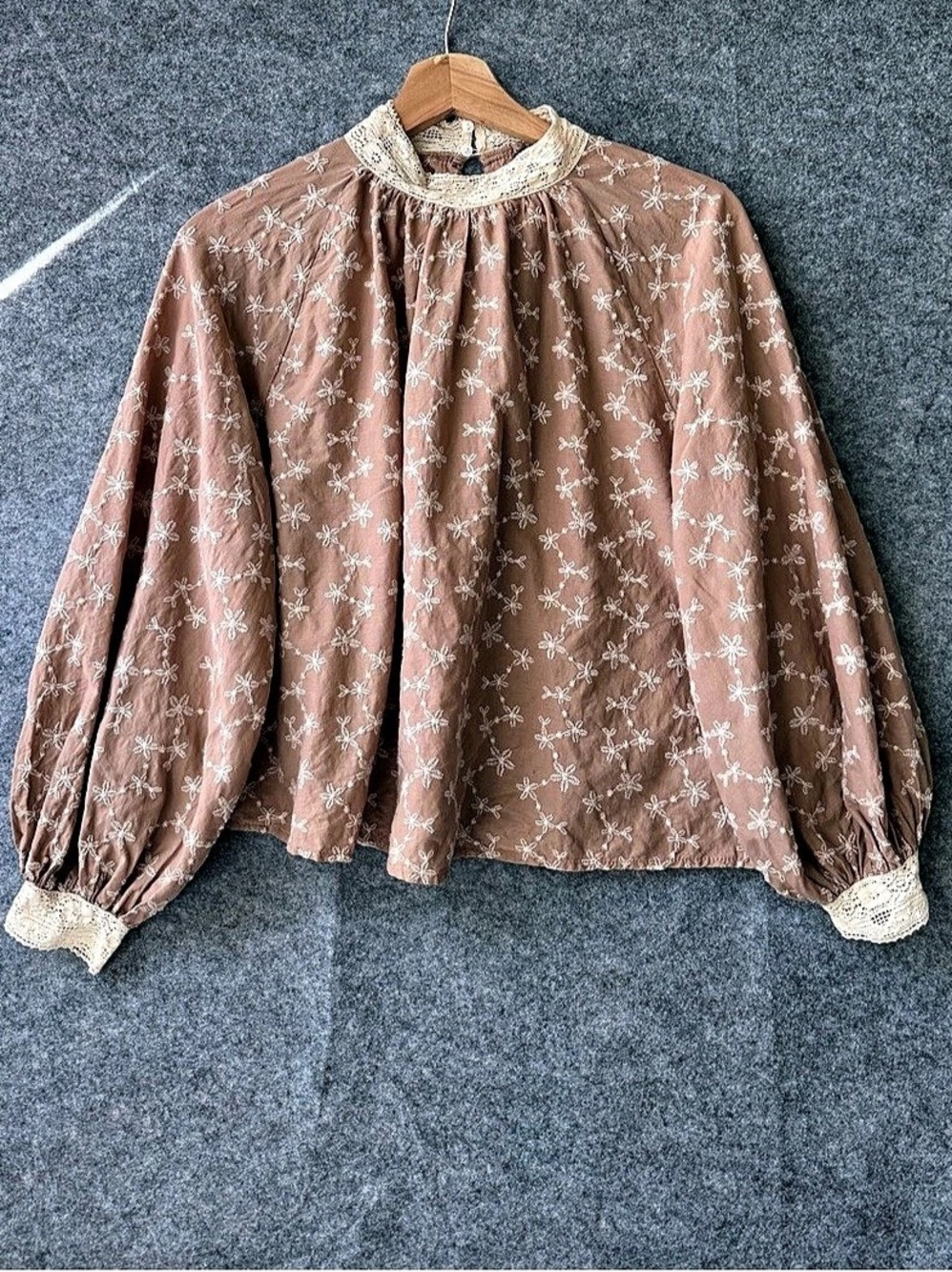 ZARA Embroidered Floral Blouse in Brown & White Size Medium
